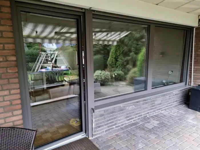 Terrassentür und Fensterfront mit grauen Rahmen
